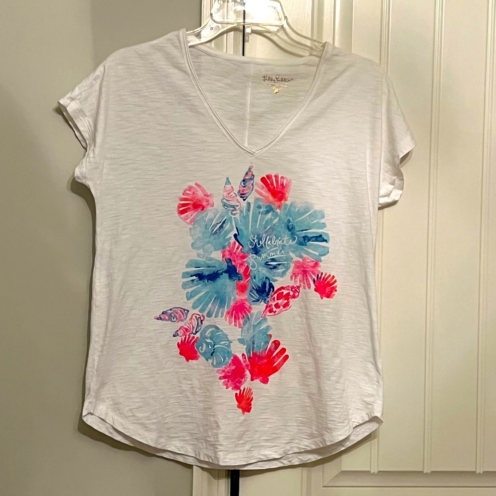 EUC Lilly Pulitzer V-Neck T-Shirt Size XS